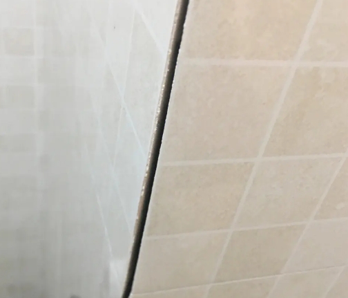 忠县瓷砖空鼓维修公司分享阳台瓷砖脱落的修复过程可以分为以下几个步骤