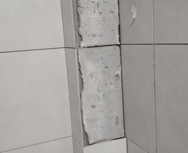忠县瓷砖空鼓维修公司分享下瓷砖施工前基层浇水润湿程度不足，可能导致以下问题