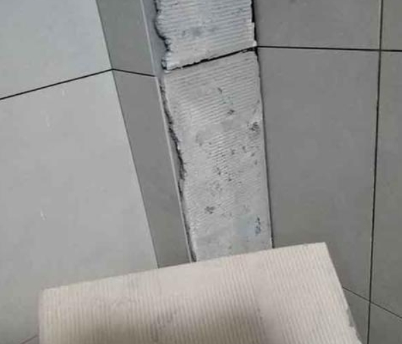 忠县瓷砖空鼓维修公司分享下厨房瓷砖脱落的补救措施。